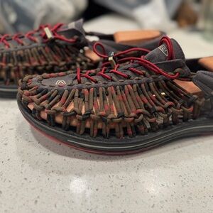 Keen UNEEK Woven Bungee Cord Adventure Sandal — anatomic Footbed .Vibram Sole